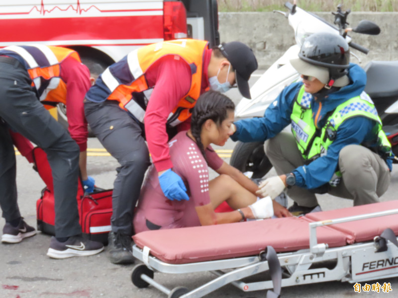 女選手不堪強風襲擊，在跨海大橋摔傷。（記者劉禹慶攝）