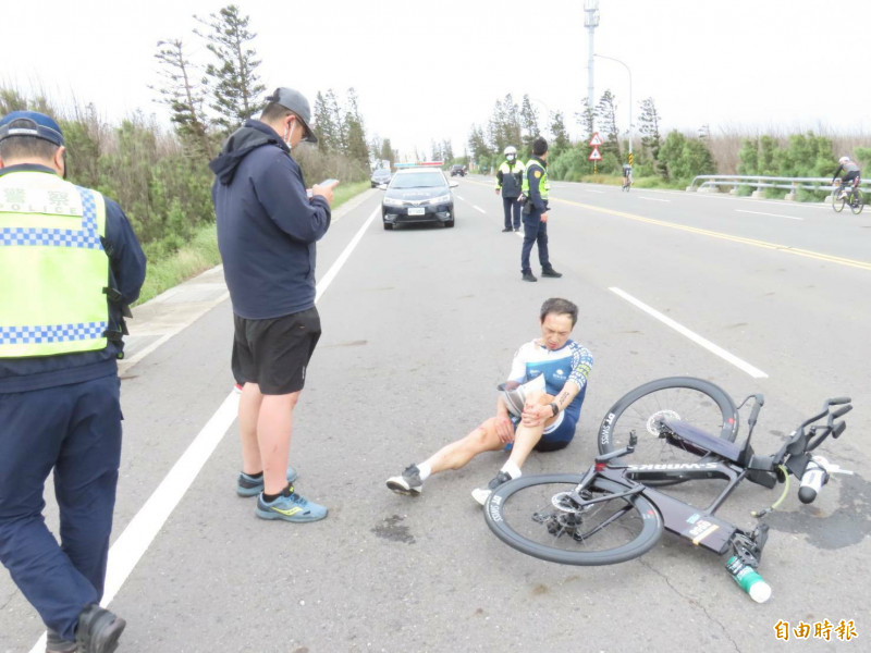 選手遭強風摔車受傷，同伴緊急通報救護。（記者劉禹慶攝）