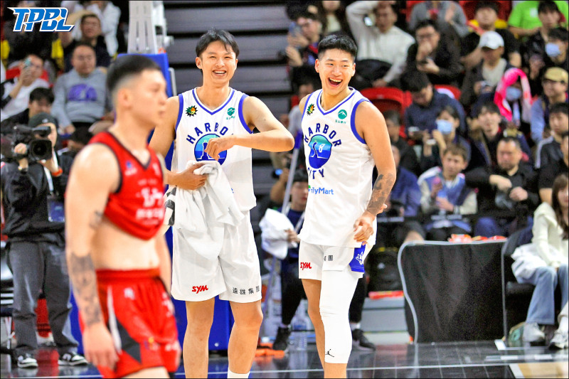 邱子軒（右）拿17分，幫助海神守住第3。（TPBL提供）