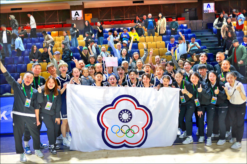 台灣女籃擊退蒙古晉級會內賽，球員賽後開心慶祝。（Double Pump提供）