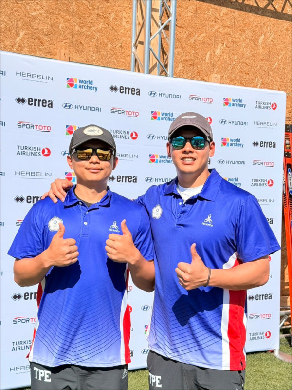 陳界綸（左）收下複合弓混雙銀牌及男子複合弓銅牌，成為台灣隊最大贏家。（射箭協會提供）