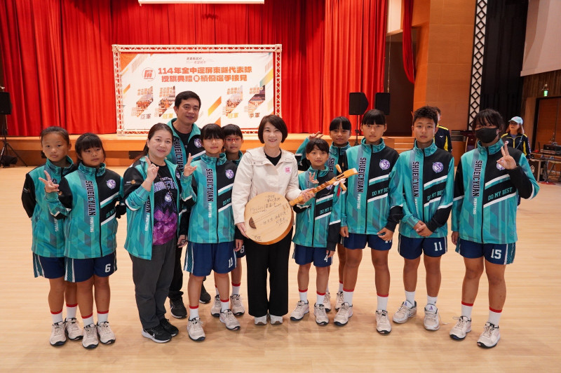 水泉國小籃球隊帶著月琴參加授旗典禮。（圖由屏東縣政府提供）