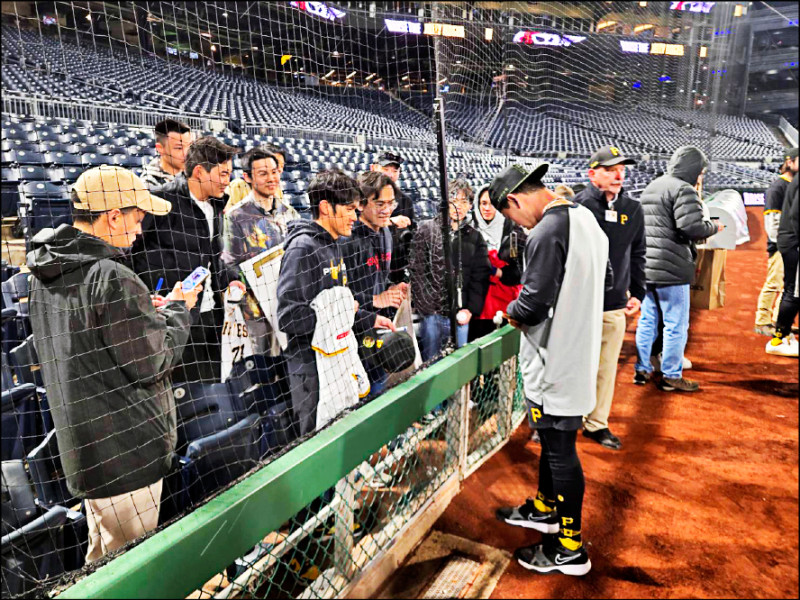 聽聞鄭宗哲上大聯盟後，不少台灣球迷都到海盜PNC主場找他簽名。（展逸國際企業提供）