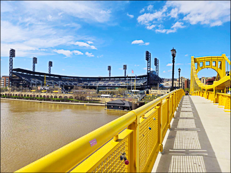 通往海盜主場的克萊門特橋，鄭宗哲在橋上和母親進行視訊。（展逸國際企業提供）