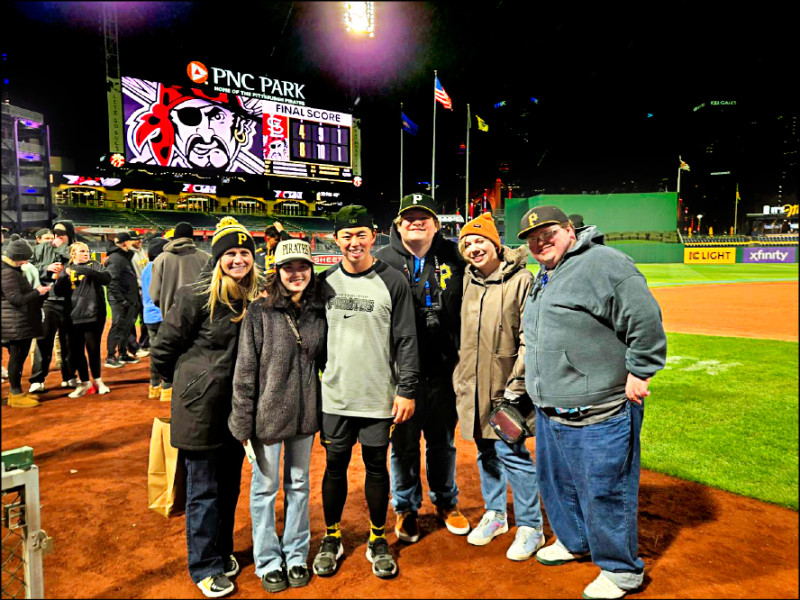 鄭宗哲（中）在海盜PNC主場和妻子Irene（左二）和英文老師（左一）合影。（展逸國際企業提供）