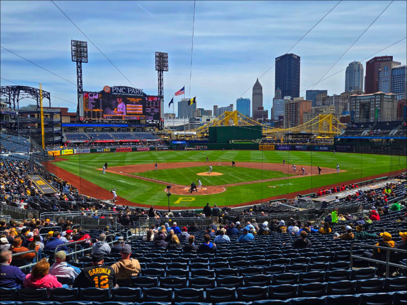 台灣時間4月10日在大聯盟初登場，鄭宗哲在海盜PNC主場大螢幕的模樣。（展逸國際企業提供）