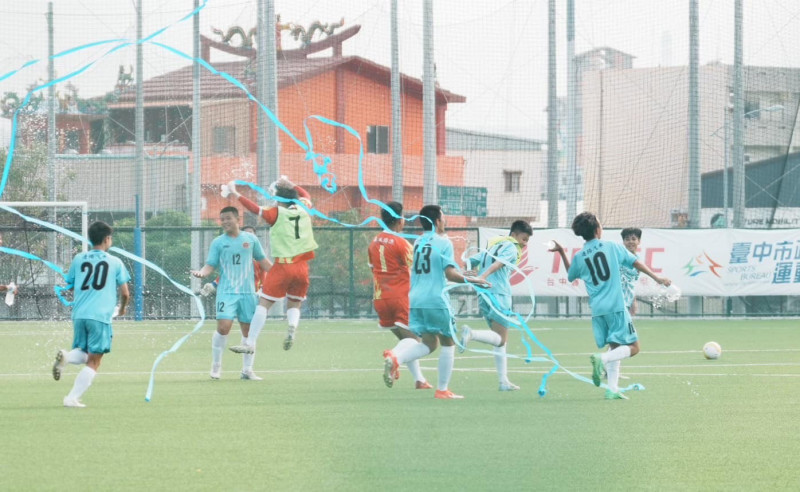 東石國中足球隊在「中等學校足球聯賽11人制國中乙級」奪冠。（嘉義縣政府提供）