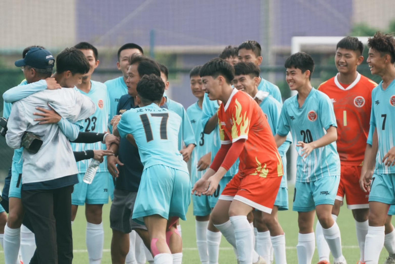 東石國中足球隊奪得冠軍，球員非常興奮。（嘉義縣政府提供）