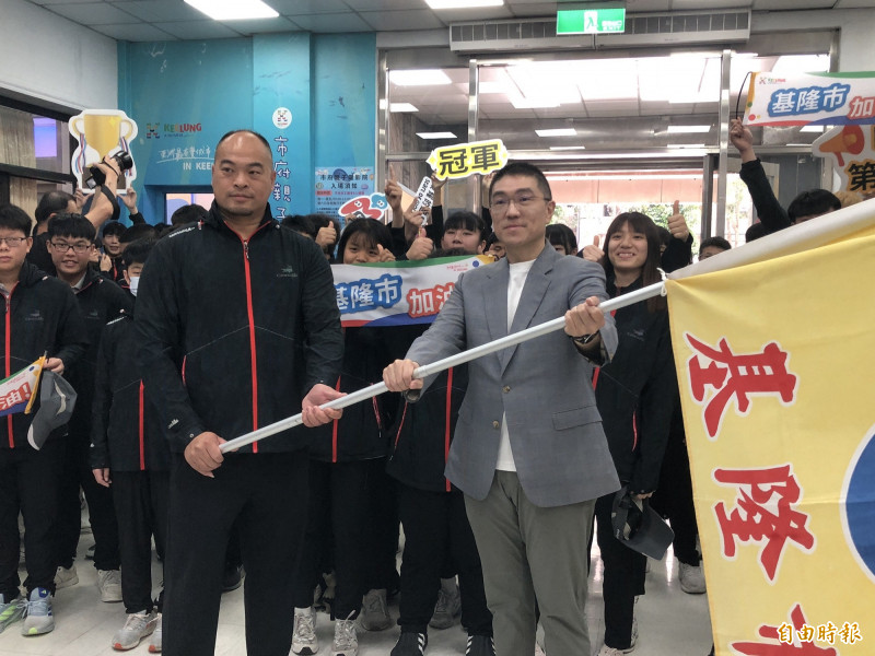 2025年全國中等學校運動會4月19日在台南市舉辦，基隆市長謝國樑今天（15日）授旗給基隆市代表隊，為來自14校的434名選手加油打氣。（記者俞肇福攝）