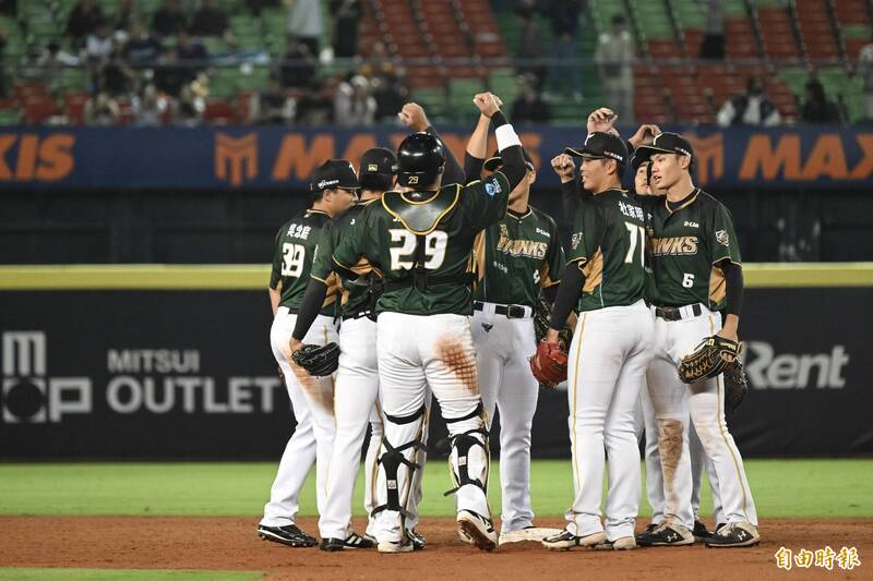 台鋼擊敗兄弟搶下2連勝。（記者廖耀東攝）