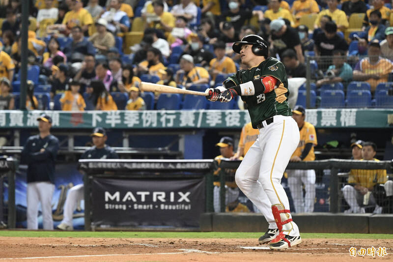 台鋼捕手張肇元敲陽春砲。（記者廖耀東攝）