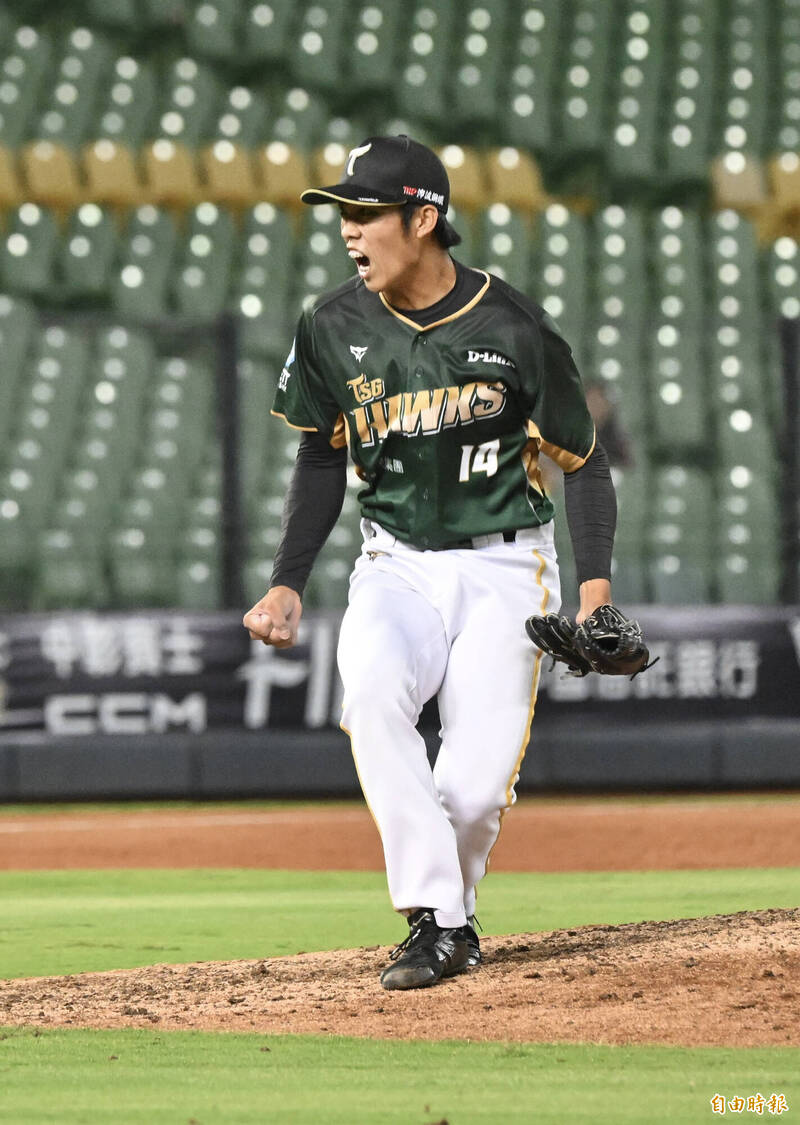 林詩翔化解滿壘危機，奮力握拳怒吼。（記者廖耀東攝）