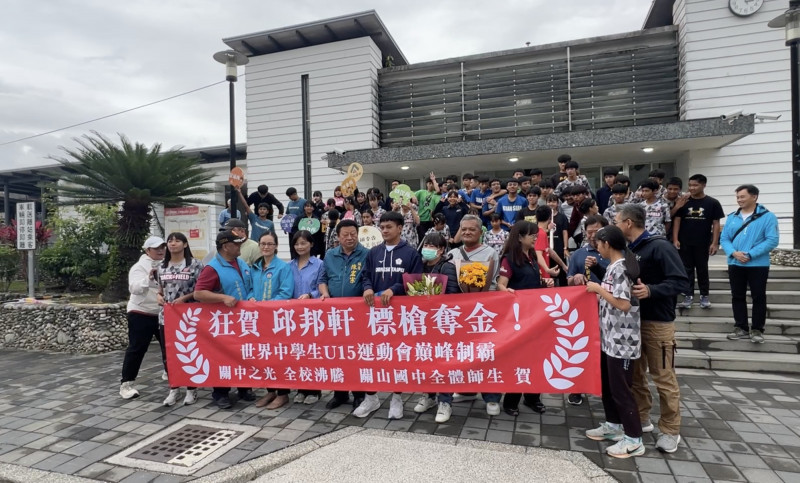 邱邦軒回到關山老家，收到學校師生迎接。（民眾提供）