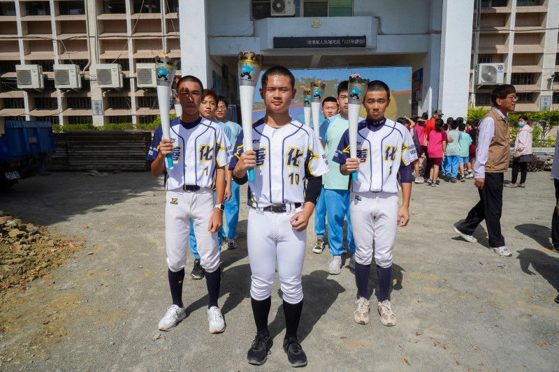 善化國中棒球隊迎接聖火。（南市體育局提供）