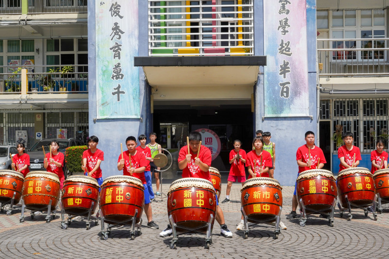 新市國中鼓隊鼓聲震天，以磅礡氣勢迎接聖火到來。（南市體育局提供）