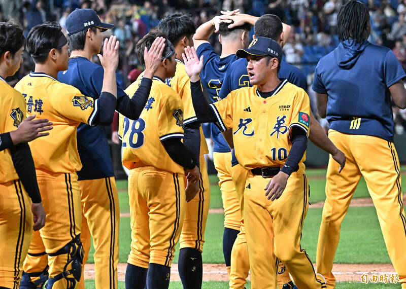 平野惠一（中）。（資料照，記者陳志曲攝）