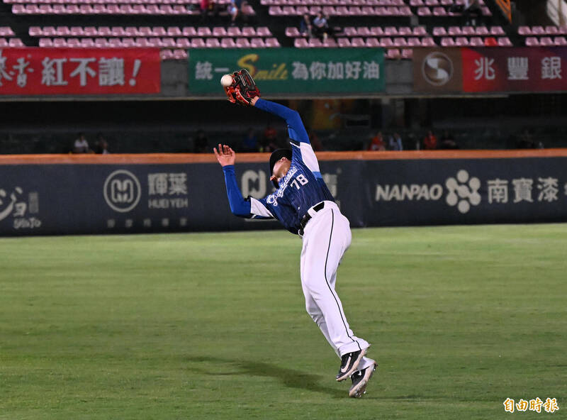 董子恩接球失誤。（記者李惠洲攝）