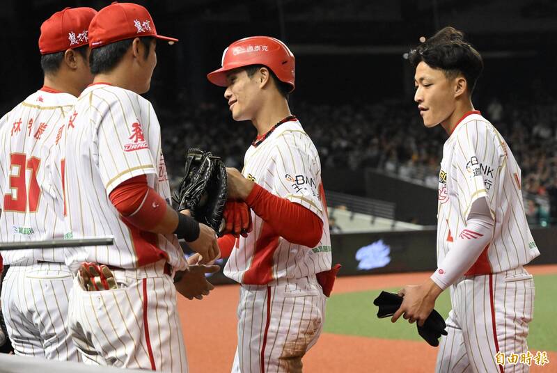 李凱威、郭天信同場達成生涯500安。（記者林正堃攝）