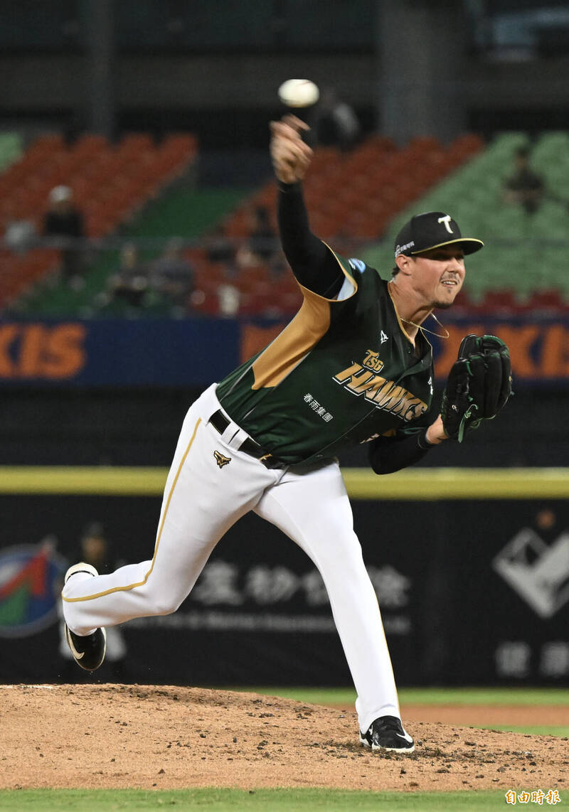 台鋼雄鷹先發投手石萬金。（記者廖耀東攝）