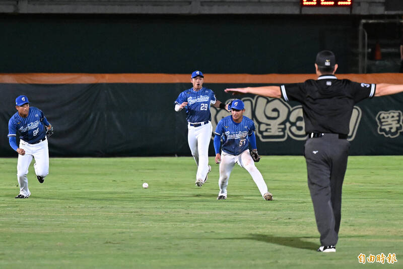 池恩齊失誤漏接。（記者李惠洲攝）