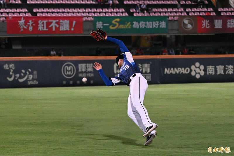 董子恩接球失誤。（記者李惠洲攝）