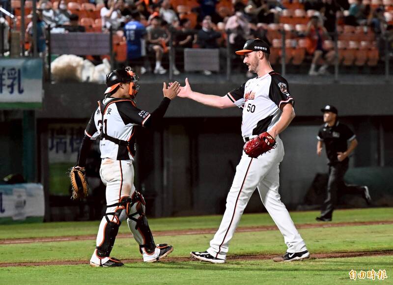 布雷克完封富邦悍將。（記者李惠洲攝）