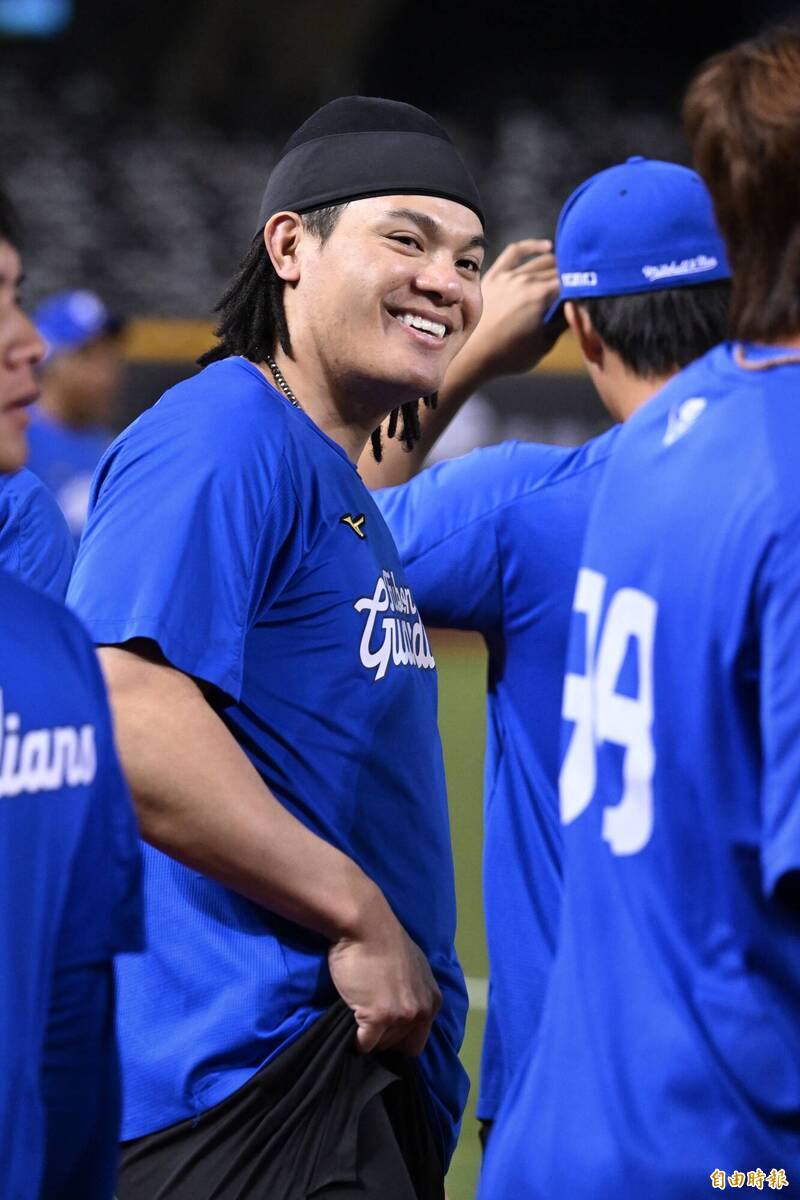 張育成被下放二軍。（記者陳逸寬攝）