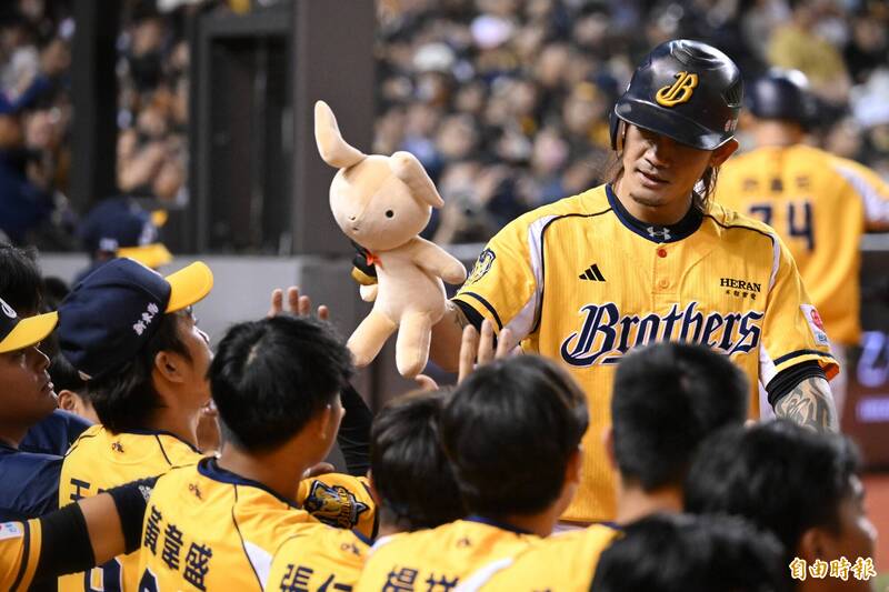 張志豪回本壘得分。（記者陳逸寬攝）