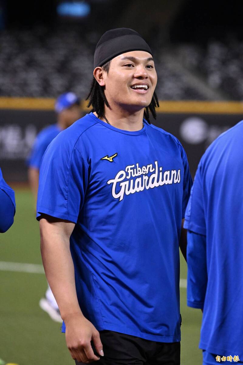 張育成被下放二軍。（記者陳逸寬攝）