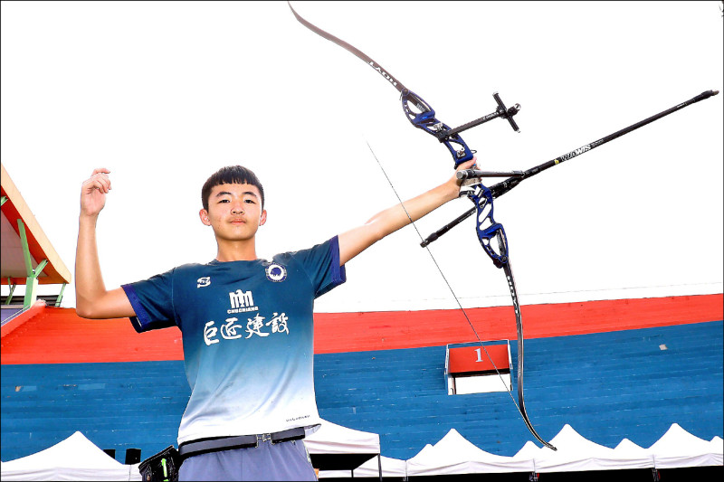 蔣汶峻驚險逆轉勝，贏得全中運射箭國男組反曲弓個人對抗賽金牌。（大會提供）