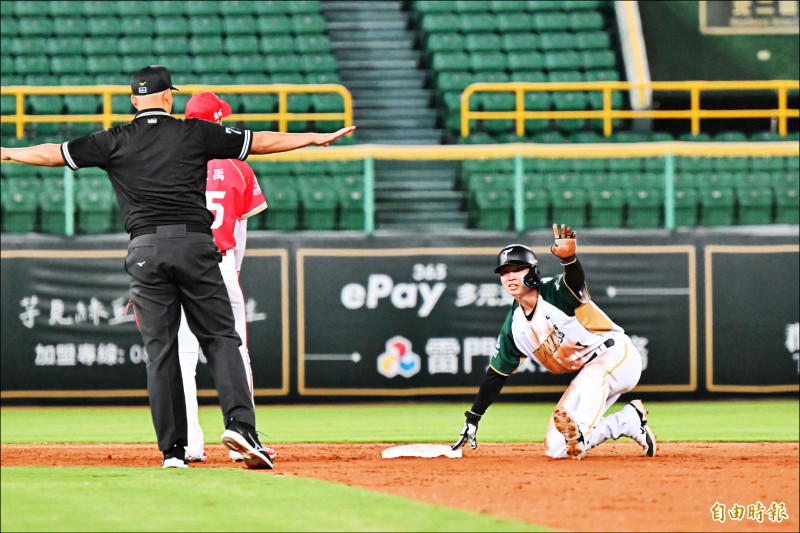 雄鷹單場4次盜壘成功。（記者李惠洲攝）