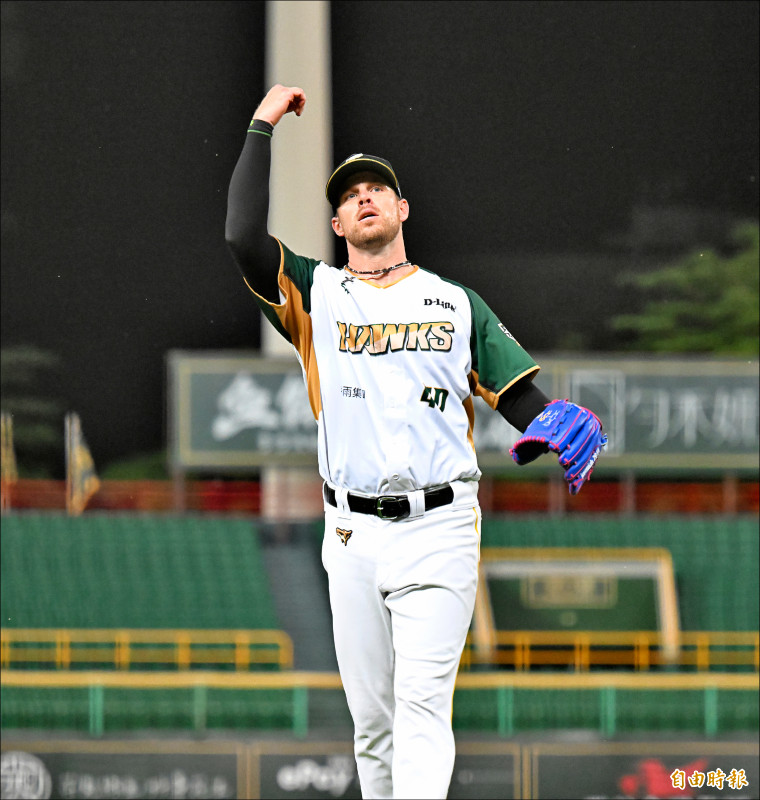 雄鷹後勁用104球完成6局優質先發。（記者李惠洲攝）