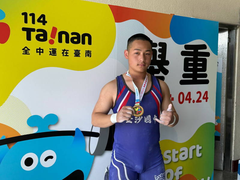 金門縣金沙國中舉重選手楊易勳在全國中等學校運動會國男組八十一公斤級賽事，以抓舉一百零二公斤、挺舉一百四十四公斤、總和二百四十六公斤的成績摘下金牌，更刷新挺舉、總和兩項全國大會紀錄。（金門縣政府提供）