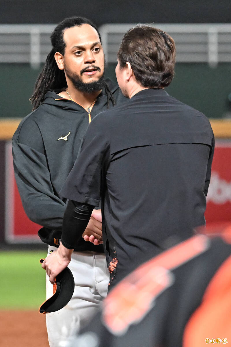 統一獅飛力獅拿下中職首勝，總教練林岳平跟他握手致意。（記者陳志曲攝）