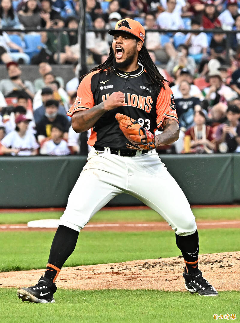 統一獅先發投手飛力獅化解危機，握拳歡呼。（記者陳志曲攝）