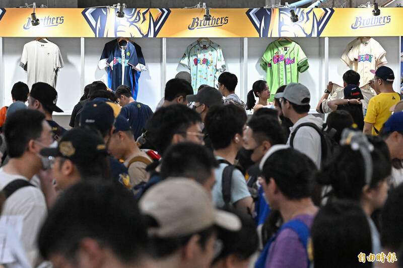 中信兄弟蠟筆小新主題日商品熱銷。（記者陳志曲攝）