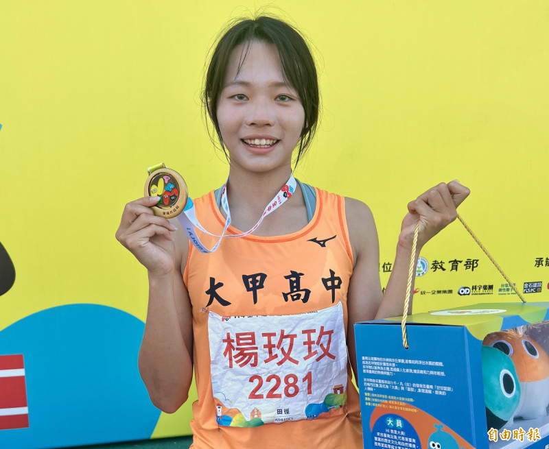 大甲高中女將楊玫玫今天在全中運高女組100公尺決賽，以11秒73摘金，她賽後卻落淚，因為自己除了要拿金牌，最大目標是想打破大會紀錄，可惜事與願違。（記者林岳甫攝）
