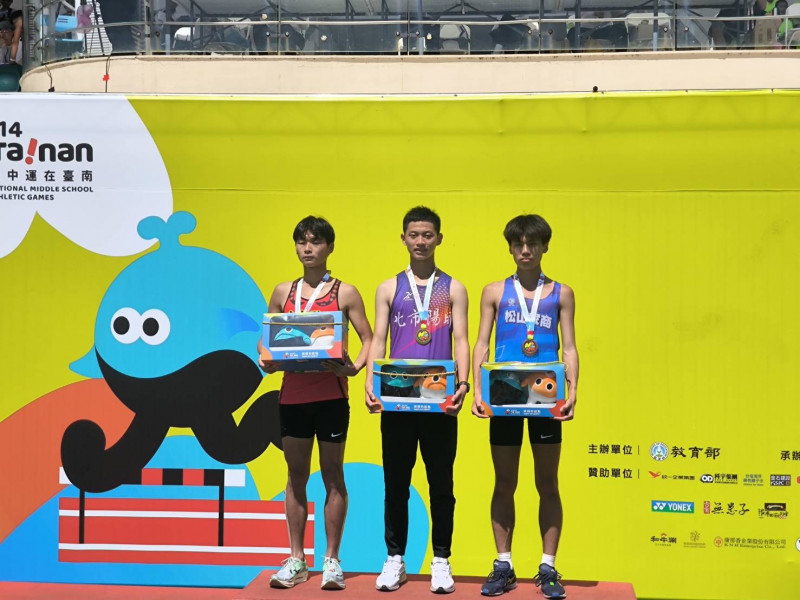台北陽明高中高一小將「長頸鹿」羅聖欽（中）今天在114年全中運高男組1萬公尺競走，以45分26秒46摘金。（教練翁竹毅提供）