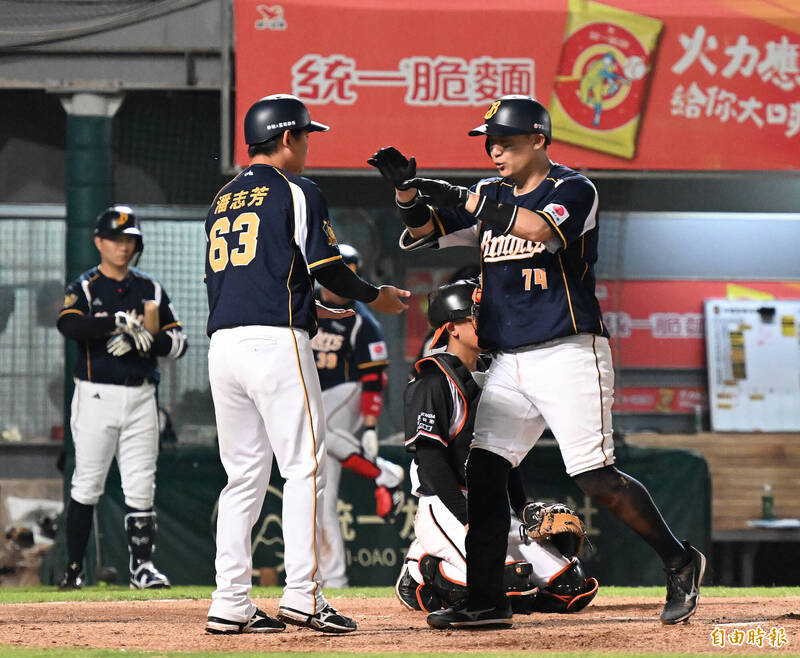 許基宏單場雙響砲。（記者李惠洲攝）