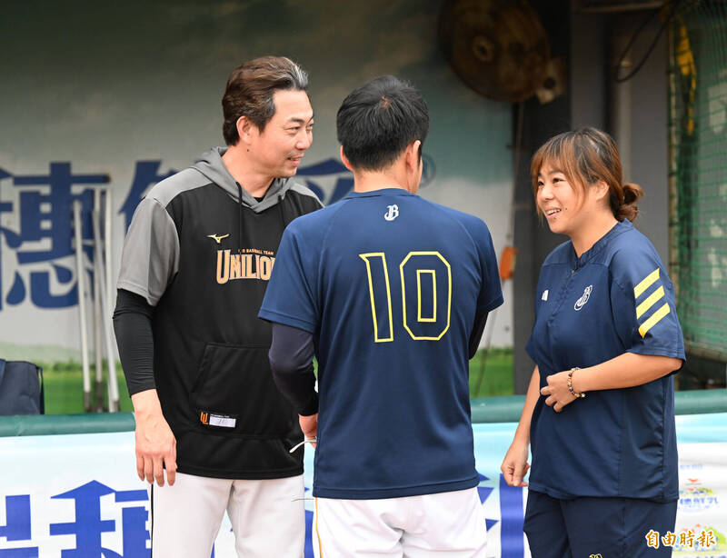 統一獅總教練林岳平刻意跑去對手牛棚鬧兄弟主帥平野惠一。（記者李惠洲攝）