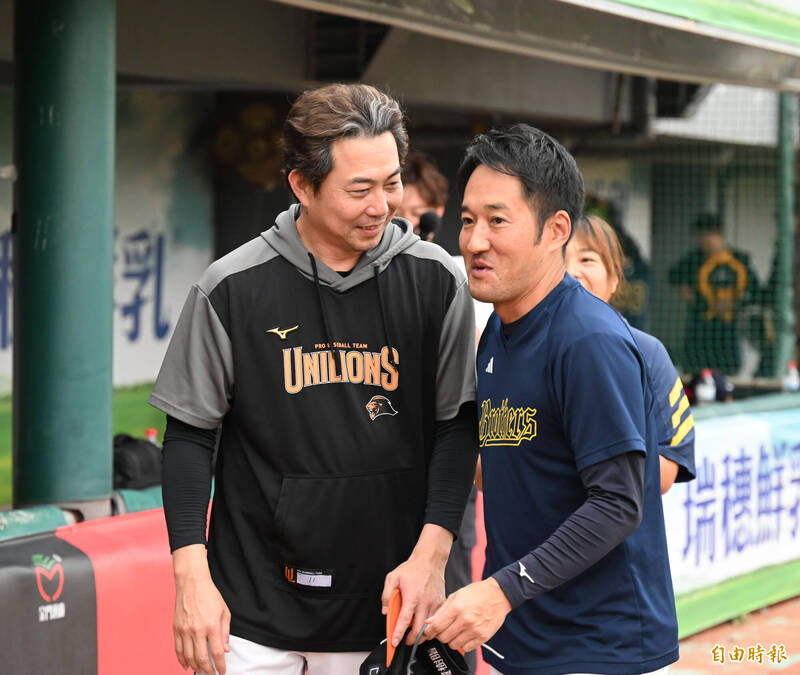 統一獅總教練林岳平刻意跑去對手牛棚鬧兄弟主帥平野惠一。（記者李惠洲攝）