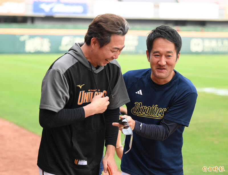 統一獅總教練林岳平刻意跑去對手牛棚鬧兄弟主帥平野惠一。（記者李惠洲攝）