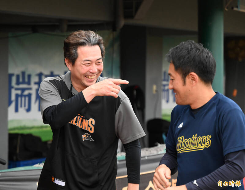 統一獅總教練林岳平刻意跑去對手牛棚鬧兄弟主帥平野惠一。（記者李惠洲攝）