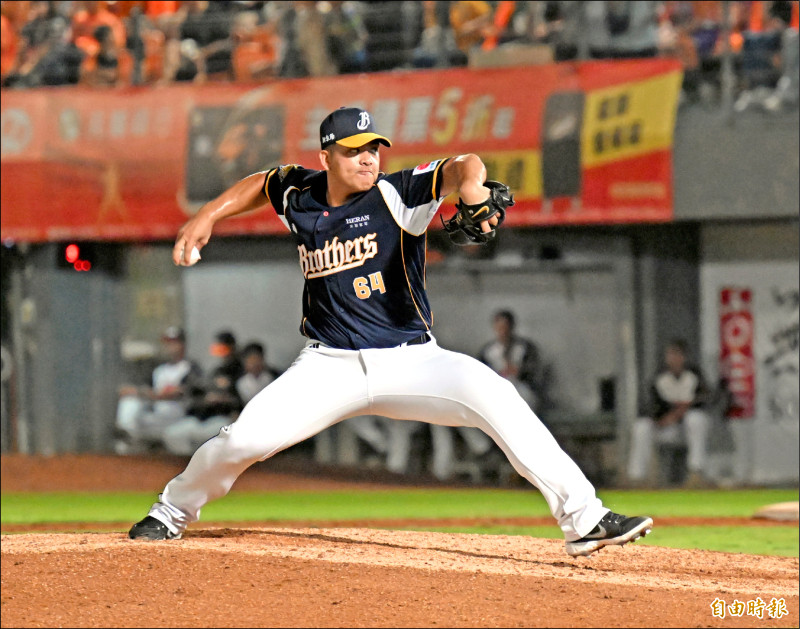 中信兄弟黃恩賜10局下再見暴投。（記者李惠洲攝）