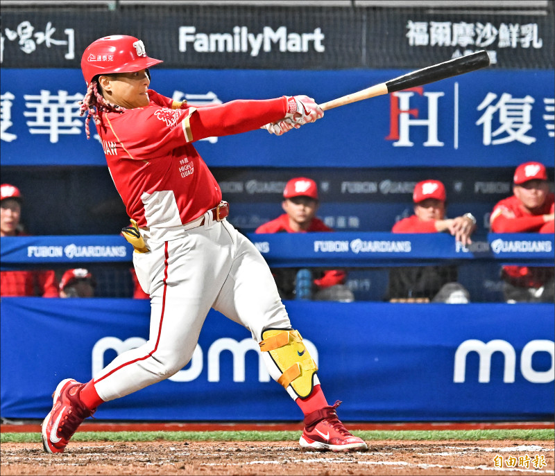 味全龍吉力吉撈演出猛打賞，打下勝利打點。（記者陳志曲攝）