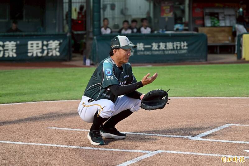 洪一中當開球捕手。（記者李惠洲攝）