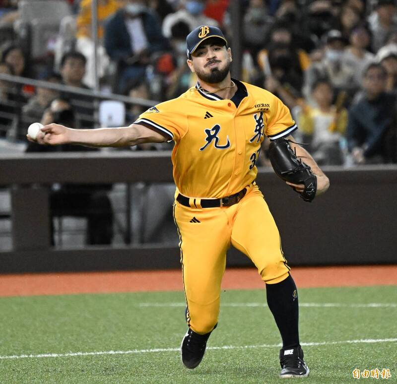 中信兄弟洋投黃博多。（記者林正堃攝）