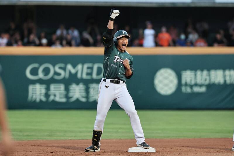 王柏融本季首次獲選單場MVP，開心振臂，也帶動休息室氣氛。（台鋼雄鷹提供）