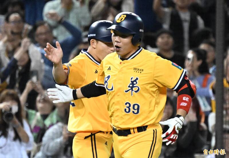 中信兄弟詹子賢敲出全壘打。（記者林正堃攝）