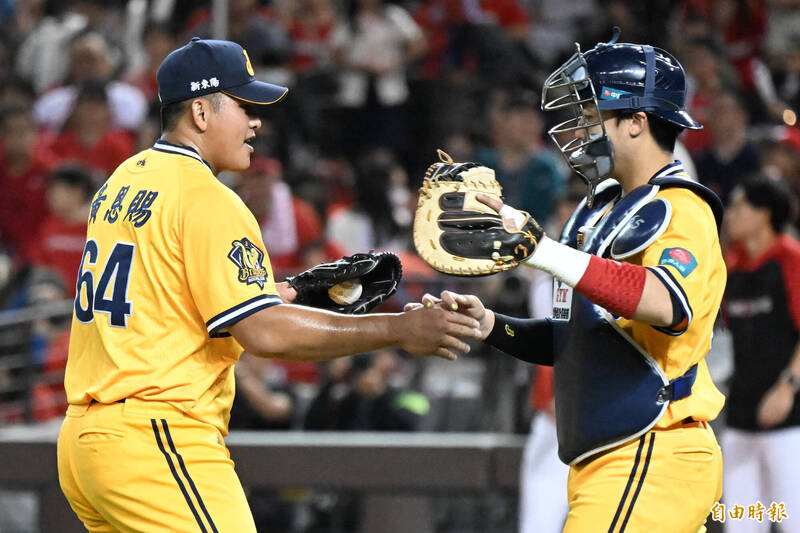 中信兄弟黃恩賜守住戰果。（記者林正堃攝）